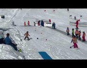 سقوط طفلة وهي تتدرب مع آخرين على التزلج على الثلج