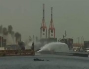 اشتعال حريق في سفينة من بنما قبالة جازان.. وحرس الحدود يخمده (فيديو)