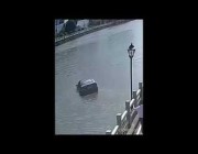 سيارة تسقط في الماء بعد فشل قائدها إيقافها في أماكن الانتظار