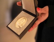 لصوص يسرقون ميدالية نوبل للسلام من رئيس راحل