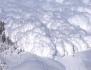 انهيار ثلجي في دولة أوروبية وأكثر من 10 أشخاص تحت أطنان من الثلوج