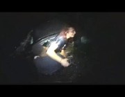 ضابط أمريكي يكافح لإنقاذ امرأة كادت تغرق مع سيارتها في فلوريدا