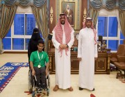 نائب أمير المدينة المنورة يستقبل لاعب نادي المدينة والمنتخب السعودي لذوي الإعاقة ماجد البلوي