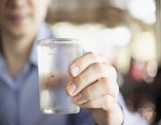 هل شرب الماء البارد يؤدي إلى تراكم الدهون في الكبد؟ استشاري يوضح