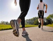 دراسة جديدة: المشي بطريقة عكسية يعالج هشاشة العظام وآلام الظهر