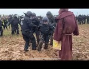 الشرطة الألمانية تعلق في الطين أثناء فض مظاهرة لنشطاء المناخ