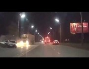 سائق متهور يحاول تجاوز سيارة فيصدم دورية الشرطة