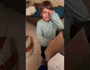 طفل إيطالي يبكي فرحاً بعد إهدائه قطة من والدته