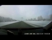 قائد مركبة يفاجأ بطائرة تواجهه على ارتفاع منخفض في روسيا