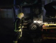 “الدفاع المدني” يخمد حريقًا اندلع في شاحنة بمركز القصب