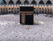 أكثر من 750 ألف مصلٍّ يؤدون صلاة الجمعة بالمسجد الحرام وسط منظومة متكاملة من الخدمات
