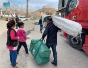 اجتماعي / مركز الملك سلمان للإغاثة يواصل توزيع المواد الإغاثية لمتضرري الزلزال في قرية كويولو التابعة لولاية أضنة بتركيا