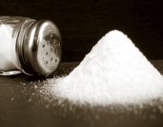 استشاري يكشف عن 7 أطعمة بديلة لإضافة الملح في الطعام