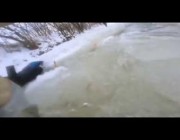 قائدا دراجتين ناريتين يسقطان فجأة في مياه تحت الجليد