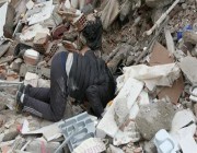 شاهد.. فرق الإنقاذ تعثر على مبلغ مالي ضخم تحت أنقاض زلزال تركيا