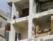 سوريون يرفضون مغادرة منازلهم المتصدّعة بفعل الزلزال في مدينة حلب