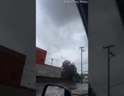 سيارة ترتجّ من قوة إعصار أثناء سيرها في كاليفورنيا