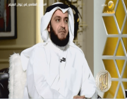 مشاري العفاسي يكشف علاقته بالرياضة.. ويعلق: أحب صلاح والنني (فيديو)