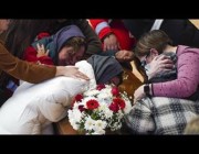 مشاهد مؤثرة لبكاء وانهيار ذوي ضحايا غرق قارب مهاجرين بإيطاليا