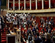 الحكومة الفرنسية تنجو من اقتراع لحجب الثقة وتواجه تحديات أخرى