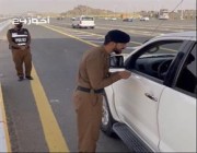 رجال الأمن يتحققون من تصاريح “العمرة” على مداخل مكة