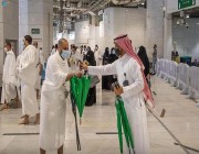 “شؤون الحرمين” توزّع عددًا من المظلات للمعتمرين بالمسجد الحرام