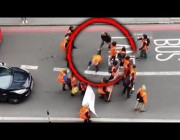 رجل يعتدي على مسيرة لنشطاء بيئيين عطلت مرور السيارات في لندن