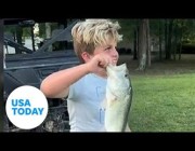 صبي يصطاد سمكة بطريقة “الصيد بالأصابع” في تكساس