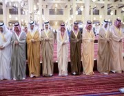 أمير الرياض يؤدي صلاة الميت على سعود بن عبدالله