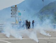 إصابة 12 شرطيا فرنسيا في اشتباكات مع متظاهرين يعارضون إنشاء خط للقطارات في جبال الألب
