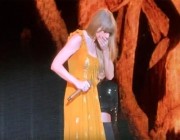 مغنية أمريكية شهيرة تبتلع حشرة على خشبة المسرح