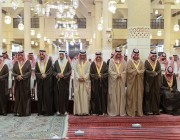 أمير الرياض يؤدي صلاة الميت على الأميرة موضي بنت محمد بن سعود الكبير