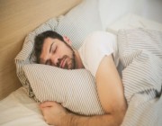السقوط داخل "النوم".. تفسير يكشف السبب
