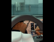 خالد عبد الرحمن يلبي طلب أحد معجبيه بالتوقيع على سيارته الجديدة (فيديو)