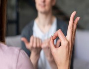 مختصة: إدراج لغة الإشارة في المناهج يسهم في التعريف بها ويعزز التواصل مع الطلاب الصم