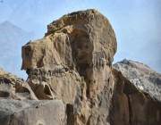 صخور جبل "شدا".. متحف جيولوجي بأشكال تشبه الإنسان