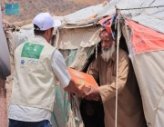 مركز الملك سلمان للإغاثة يوزع 4.900 كرتون تمر في مديرية الوادي بمحافظة مأرب