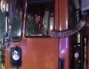 فيديو | شرطي يمسك بثعبان عملاق تسلل لشاحنة في الهند
