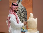 منحوتة”شاهين” تجذب زوار معرض الصقور والصيد السعودي الدولي