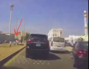 فيديو متداول .. طفل ينجو من حادثة دهس أمام أحد المدارس بسبب فتاة صغيرة قامت بدفعه