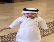 طفل بعمر 1.5 عام يتألق بالزي السعودي والسَّبْحة صباح  العيد في مكة