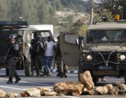 اعتقال عدد من الفلسطينيين وإصابة آخرين بالاختناق في الضفة الغربية