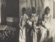صورة نادرة لعائلة في أحد بيوت جدة قبل 117 عاماً .. صورة