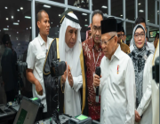 نائب رئيس جمهورية إندونيسيا يزور الصالة المخصصة لمبادرة «طريق مكة» في مطار أديسومارمو الدولي