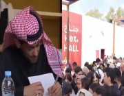 ‎حالات تدافع وإغماءات خلال حفل توقيع كتاب سعودي بالمغرب .. فيديو