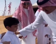 لقاء عفوي بين الأمير سلطان بن سلمان مخاطباً طفل