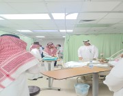 نيابة عن الرئيس التنفيذي الدكتور القحطاني يهنئ المرضى المنومين والموظفين في تخصصي تبوك بعيد الأضحى