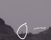 فيديو الحوثيين يحسبون الجندي هرب راح ورجع بالمعدة العسكرية  يفزع لاخوياه