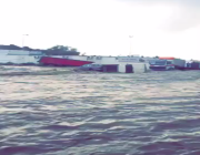 ‏فيديو | الامطار تجرف بعض السيارات في حي ام السباع بـ #الطائف