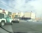 فيديو دورية أمنية تباغت مفحطا أثناء استعراضه على طريق عام